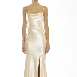 Balklänning satin  - Säljer nu min balklänning🤍Champagne-färgad, satinmaterial, en slits fram vid ena benet & öppen i ryggen. Lite längre baktill, så den släpar lite. Bara använd en gång, där av väldigt bra skick💕 Nypris 1399 kr Hör av er om ni vill ha fler egna bilder🫶🏼 