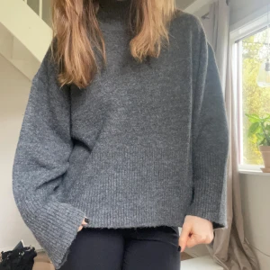 Stickad tröja - Stickad grå tröja från Gina Tricot! Jättebra skick, knappt använd🍁🫶🏻