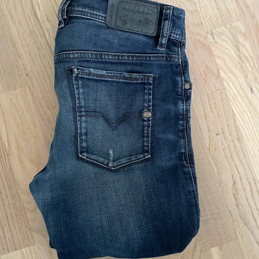 Tja! Säljer dessa feta diesel jeans i storlek 30/31! Dem är i bra skick och nypris är 1799.💯 hör av er vid frågor eller funderingar.💵. Jeans & Byxor.