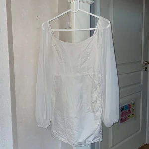 Vit klänning - Vit klänning från Nelly i storlek 36 Använt ett fåtal gånger, hel och ren