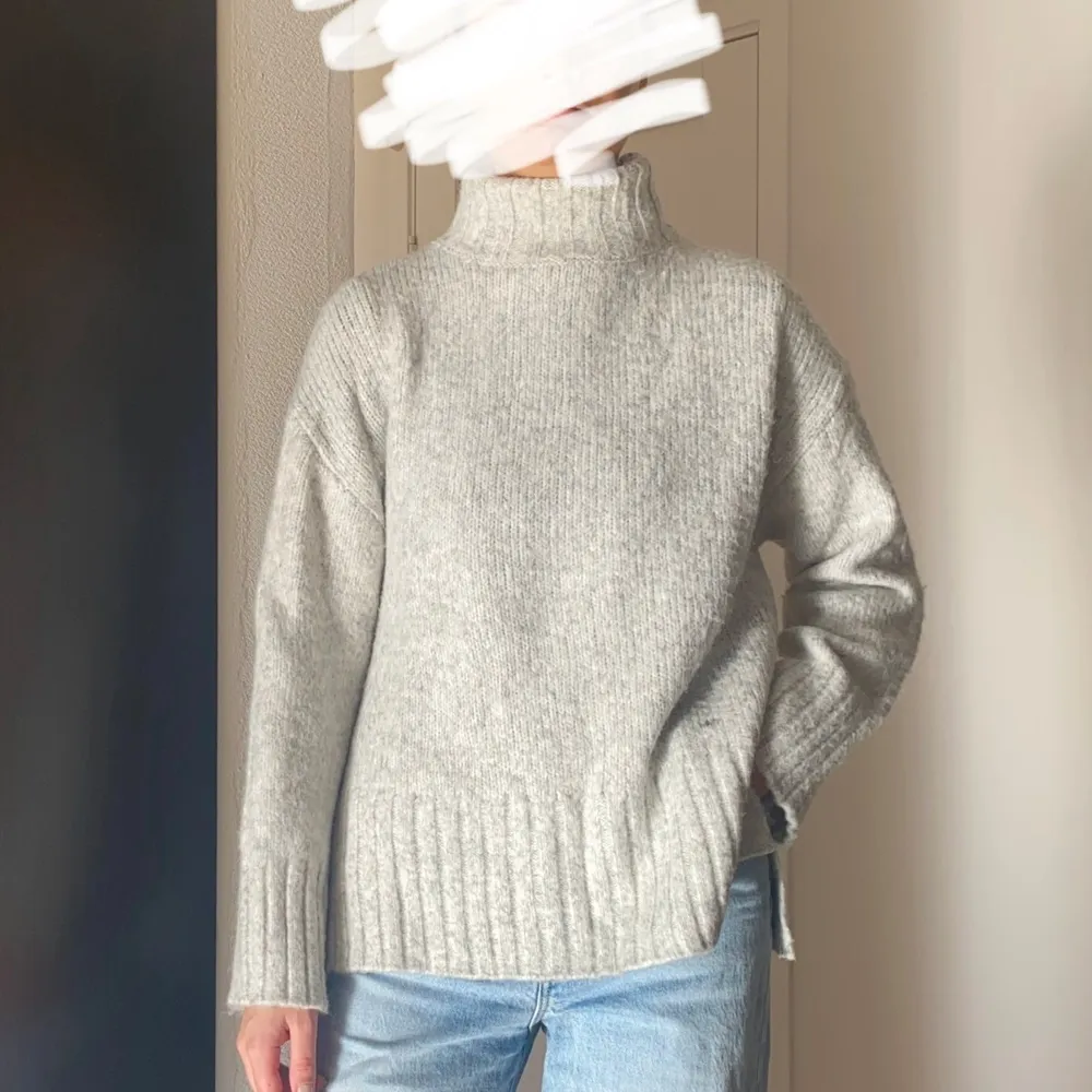 Stickad tröja med polokrage från H&M. Slits på sidorna. Storlek XS men oversized. Mjukt material som inte sticks. Nyskick. . Stickat.