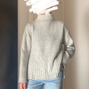 Stickad tröja H&M - Stickad tröja med polokrage från H&M. Slits på sidorna. Storlek XS men oversized. Mjukt material som inte sticks. Nyskick. 