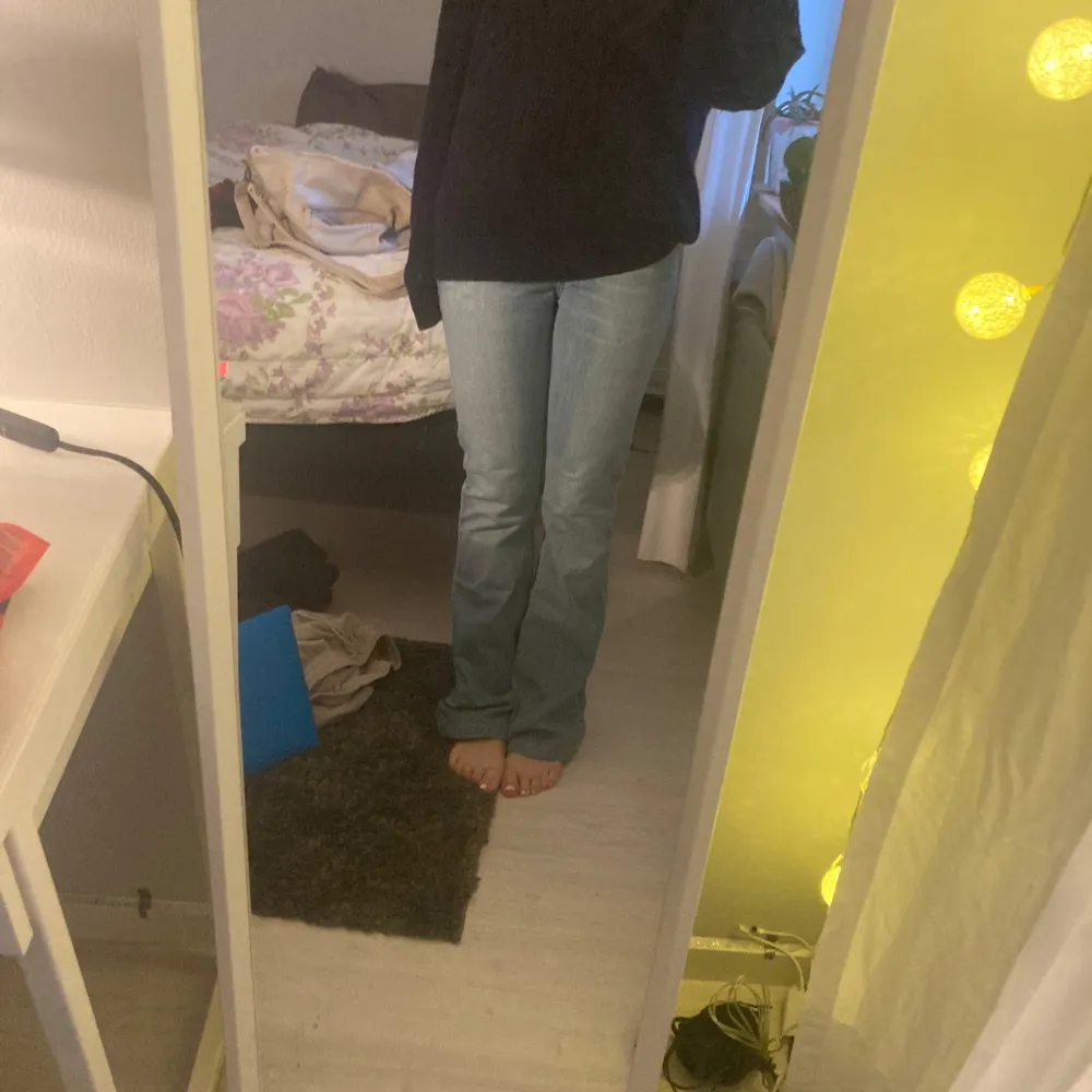 Såå snygga Levis jeans som tyvärr inte passar mig❤️ Storleken är xs . Jeans & Byxor.