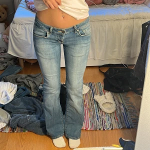 Lågmidjade bootcut jeans😍 - assnygga lågmidjade utsvängda jeans från LTB😍knappt använda, max 2ggr🤗 midjemåttet är 36cm rakt över💕 innerbenslängden är 74cm💕