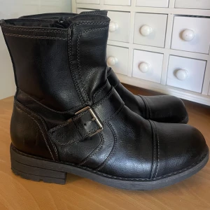 Kängor / Boots  - Bikerboots / Bikerkängor med dragkedja och spännen, Veganska, fodrade i storlek 40. Använda en gång, väldigt sköna och rymliga på bredden.