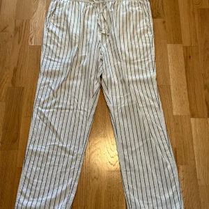 H&M linnebyxor randiga - Linnebyxor randiga - Regular fit M