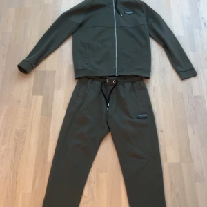 Supply & Demand tracksuit - Bra skick. strl M