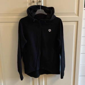 Kofta från Morotai - Säljer denna coola kofta från Morotai. I fint skick. 84% bomull och 16%  polyester. Köpte den för 599kr. Dragkedja framtill. Tryck både bak och fram. Storlek M.