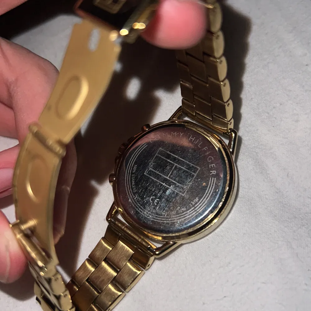 Unisex klocka från tommy hilfiger nypris 2800kr så söker 1000kr all info ni behöver står på klockan om ni undrar något annat så är det bara att meddela så svarar jag inom 2 timmar. Asusteet.