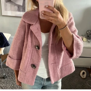 Jacka - Super fin trekvartsärms jacka. Köpt här för 699kr på Plick men va tyvärr för liten. Lånade bilder från andra säljaren. Eftersom många är intresserade är det först till kvarn🥰