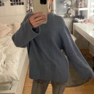 Jätteskön blå stickat tröja - Snygg stickad tröja, jättefin inför vintern. Lite småskromor vid kanten men syns inte. 