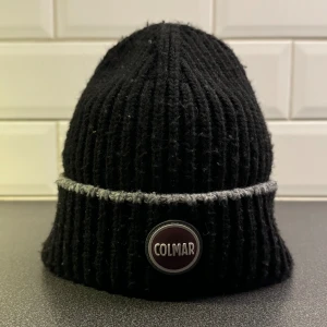 Colmar mössa🔴 - Fet colmar mössa som passar perfekt nu till hösten och vintern!🍁❄️ Mössan är i bra skick, inga skavanker förutom att den är lite nopprig men det går enkelt att ta bort! Hör av er för mer info! Pris kan diskuteras vid snabb affär!