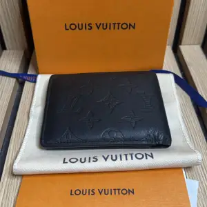 Louis Vuitton Multiple Wallet Otroligt praktisk plånbok, 5 kortfack (finns fler enligt oss…), 2 fack för sedlar/biljetter samt 2 sidofack för kvitton.  -Storlek: ‭9 x 1.5 x 11.5 cm ‬ ‭(‬Höjd x bredd x längd‭)‬ -Skick: 9/10 -Nypris idag: 7050kr