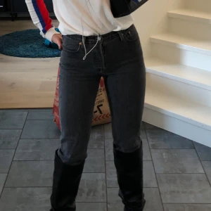 Grå Levi's 501 jeans - Säljer ett par klassiska gråa Levi's 501 jeans. De är i bra skick och har den ikoniska raka passformen. Perfekta för både vardag och fest! 🖤