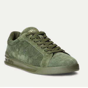 Ralph lauren sko - Mossgröna suede sneakers från Ralph lauren. Använda cirka 2-3 gånger med inga tecken på användning alls. Skorna kommer i orginalboxen. Pris kan diskuteras!