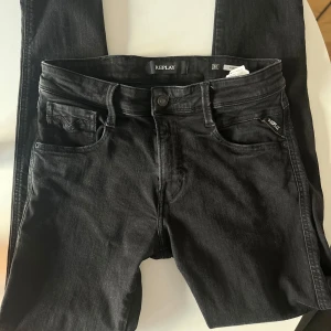 Replay jeans anbass  - Svarta jeans i bra skick, sitter slim. Storlek 30/32. 