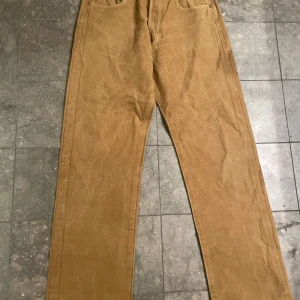 Bruna vintagebyxor från Levi's - Säljer ett par snygga bruna vintagebyxor från Levi's. De är i en klassisk straight stil och har en normal passform. 
