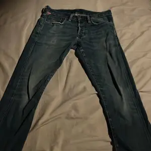 Tjena säljer mina Ralph lauren jeans då dom är för stora storlek är 31 i midjan och 32 i längden dom är i 7-10 skick nypris 1200 mitt pris 400kr har ni frågor så är det bara att kontakta 🙂