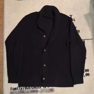 Stickad Cardigan - Säljer denna snygga cardiganen, perfekt nu när det börjar bli kallare ute / Size: M, jag är ca 180cm / Hör av er vid flera funderingar!