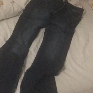 Mörka jeans - De är hög midjad de är lite mörkare ut svängda jeans❤️❤️väldigt fina på❤️❤️