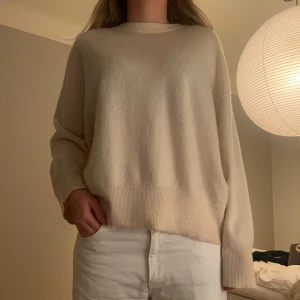 Soft goat tröja!!! - Så snygg vit stickad tröja från soft goat!! 100% Kashmir❣️liten fläck, sista bilden, inget som syns tydligt❣️