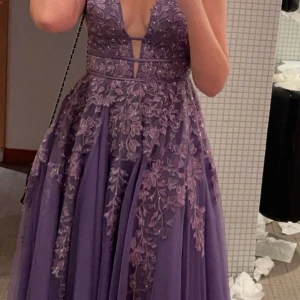 Balklänning  - Superfin balklänning med släp. Fråga gärna om du vill ha mer bilder🥰finns ett litet hål på undersidan av släpet men det syns inte och jag hittar det inte igen😅