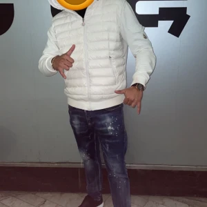 Moncler Cardigan - En fin moncler cardigan i bra skick. Storlek M. Og medföljer inte. Nfc funkar. Hör av dig för mer info!