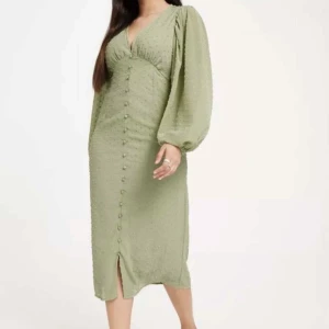 Klänning - Ljusgrön klänning från Vero Moda. Använd 1 gång så fint skick!