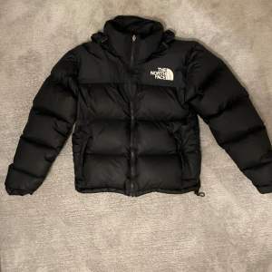 Säljer denna riktigt feta north face puffer jacka, perfekt nu till vinter. Modell 700. XS i women men funkar för killar också. Inga större skador eller defekter. Nytvättad. Passar nån som är typ 155-165 skulle jag säga. Skriv vid funderingar.