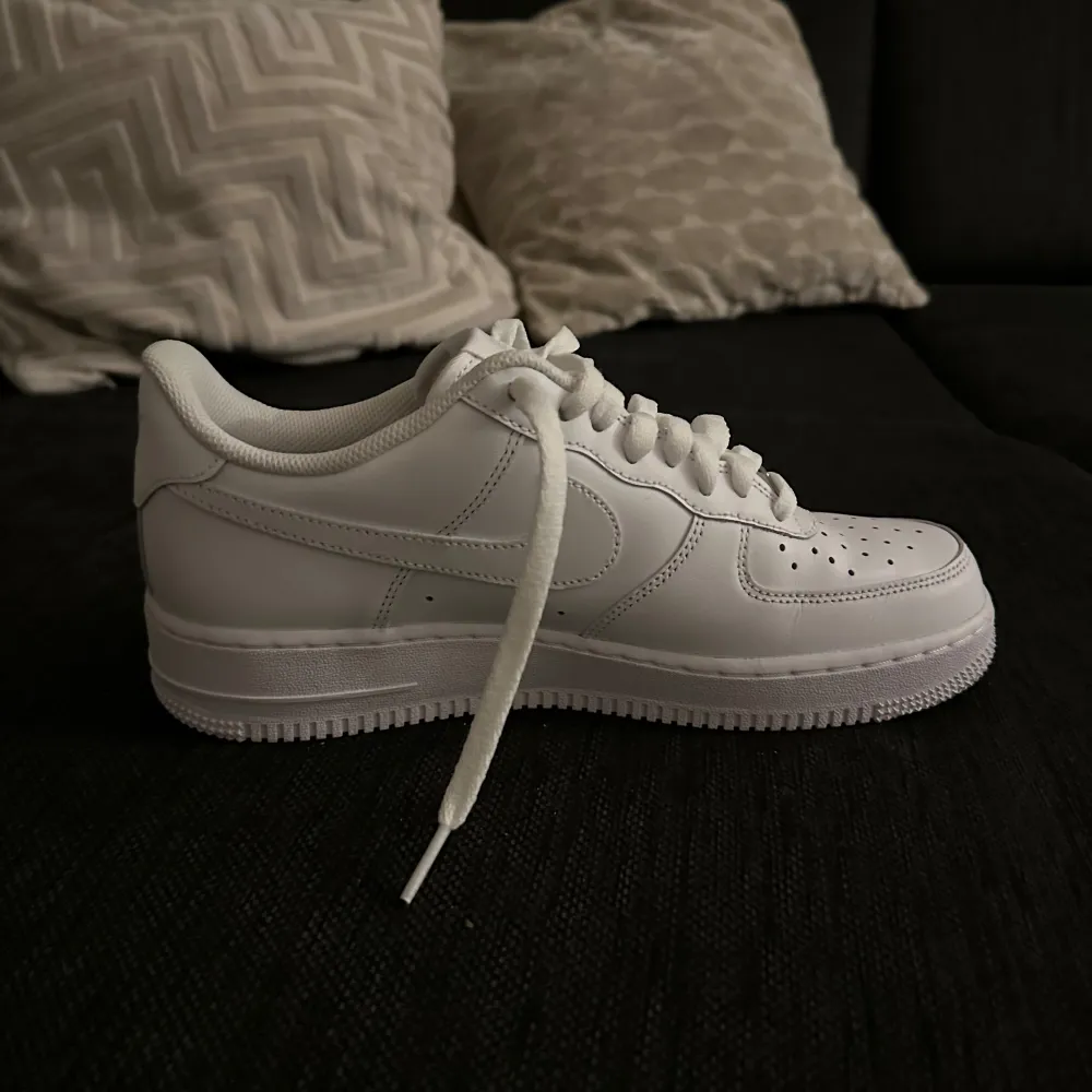 Helt nya Nike Air Force 1 pristin kondition endast använda en gång så de är bara lite smutsiga under till på skon fast bara man torkar av de så e de redan borta   Säljer de då de är för små fick de av en pollare som köpte det som en present . Skor.