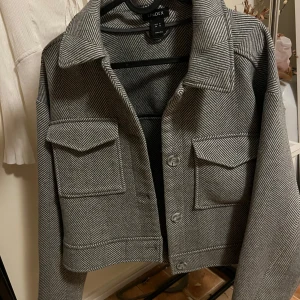 Höst kappa grå - En fin kappa men säljer pga att jag tröttnat på mönstret 