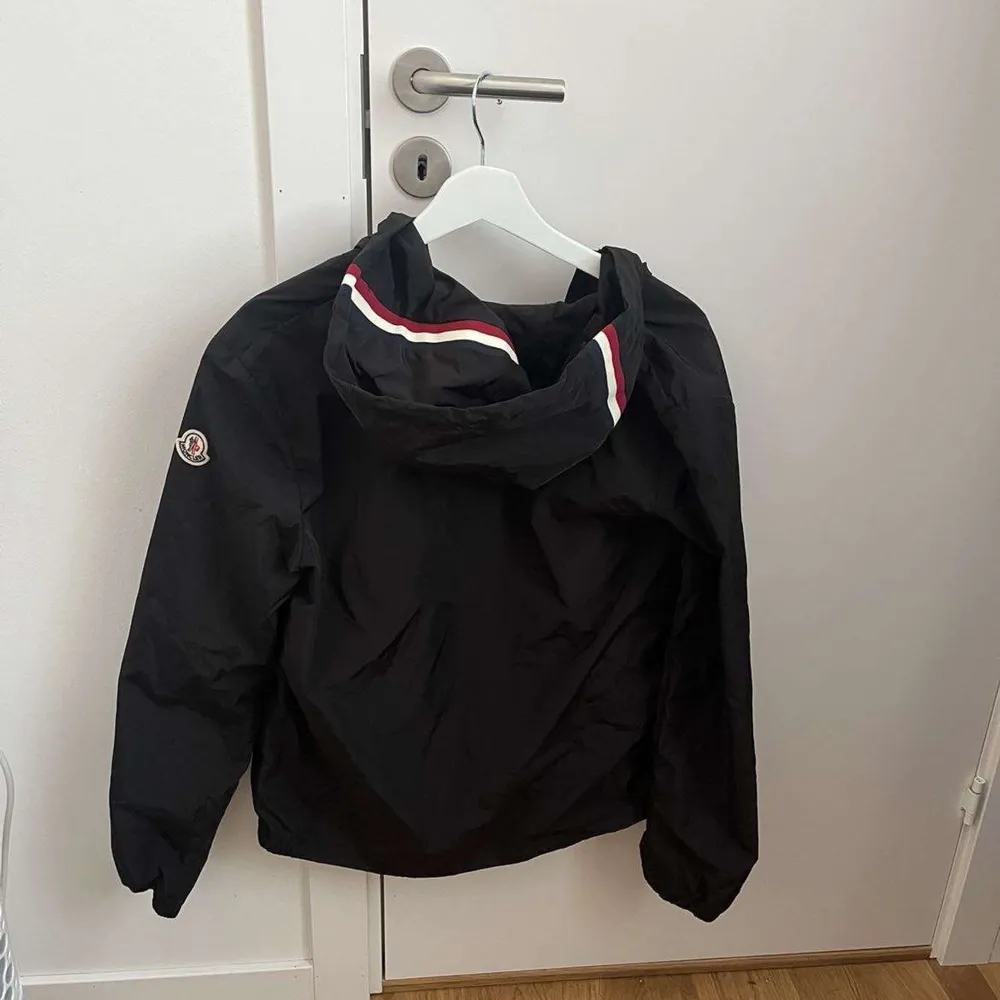 Säljer min svarta moncler windbreaker då jag inte har ett intresse för den längre, den är storlek 1 (S), pris går att diskuteras och byten fungerar också.. Jackor.