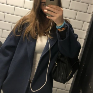 Kappa Gina Tricot - Säljer denna jättefina mörkblåa kappa från Gina Tricot som tyvärr inte används längre! Skriv vid frågor🤩