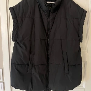 Väst - Svart väst. Oversized fit. 