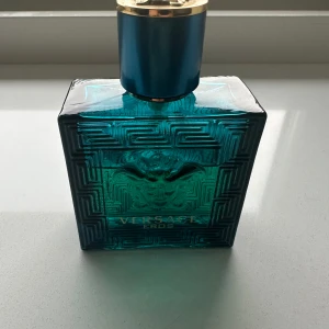 Versace Eros Edt  - Ungefär 2/3 delar kvar, säljes då den inte används. 