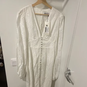 Klänning Adoore - Så fin klänning från Adoore men kommer aldrig något tillfälle för mig att använda den, storlek 38