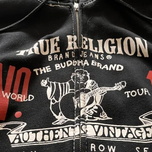 True religon hoodie - En skit snygg true religon hoodie i storlek M perfekt nu för hösten o vintern. Säljer pga stilbyte. Perfekt skick 10/10. Finns qr kod och den är äkta! Vid mer frågor kom dm. (FAST PRIS)