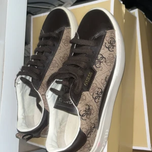 Helt nya guess skor - Storlek 39 
