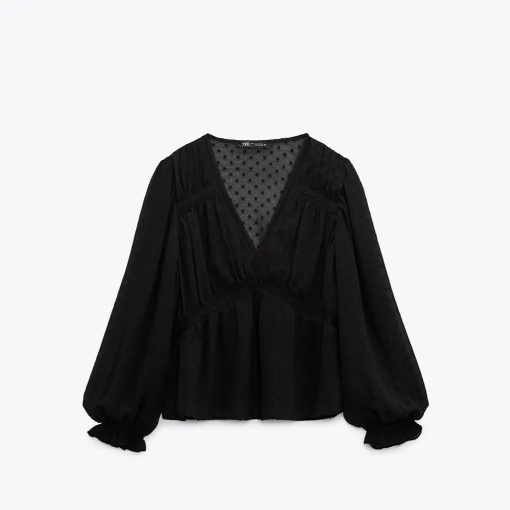 Svart blus från Zara i storlek M i väldigt bra skick💞nypris 399kr. Blusar.