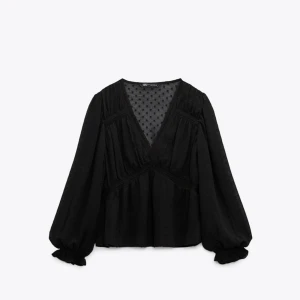 Svart blus - Svart blus från Zara i storlek M i väldigt bra skick💞nypris 399kr