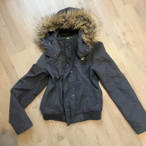 Höst/vinterjacka hollister - Skön jacka från hollister 🥰Strl L men sitter mer som en M