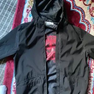 I princip toppskick 9/10 Windbreaker/vindjacka/regnjacka, säljer pga ej använder längre. Passar både tjej och kille. Köptes för:1899kr