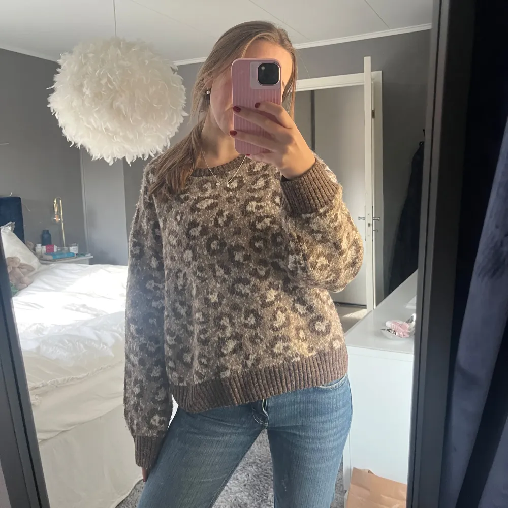 Säljer ni denna supersnygga stickade leopard tröjan!🐆Väldicg trendig och passar perfekt till hösten. Den här storlek M men skulle mer säga att de är en oversized S! Inga defekter alls!🐆🐆. Stickat.