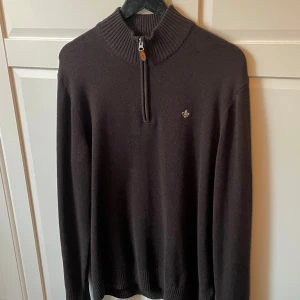 Morris halfzip - Säljer min bruna morris zip då den inte används. Riktigt bra skick och är i storlek L. Hör av er vid frågor!