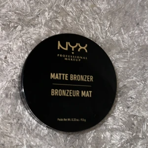 NYX Bronzer 70 kr - NYX MATTE BRONZER! ✨✨✨ ⚠️ Använd endast två gånger! Färgen  MBB01 LIGHT. En ny kostar 140, säljer den för 70 kr bara :) Klistermärket sitter på spegeln