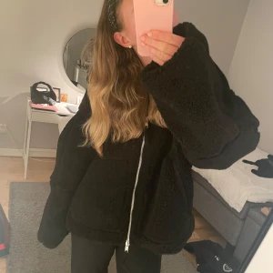 HM teddyjacka - säljer denna trendiga teddyjacka från hm! skriv för frågor eller prisförslag🫶🏻