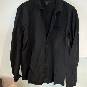 Overshirt  - Sjukt snygg overshirt från COS, svart & bra passform - perfekt till den modeintresserade! Originalpris: 900kr 