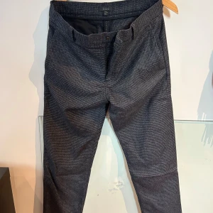 Kostymbyxor  - Stiliga kostymbyxor från COS, regular fit.  Originalpris 1250kr