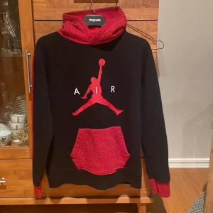 Air Jordan hoodie  - Hej, säljer nu min air Jordan hoodie då jag inte använder den. Den är så gott som i nyskick.