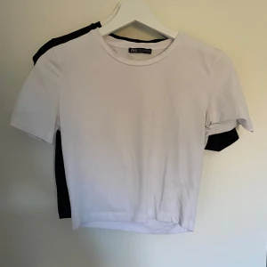 Toppar  - Två toppar från Zara för 100kr tsm. Den vita är i storlek S och den andra är i M💘